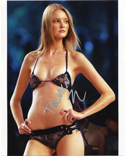 Caroline Trentini autograph