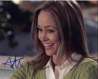 Autumn Reeser autograph