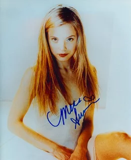 Mena Suvari autograph