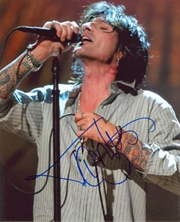 Tommy Lee autograph