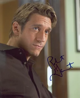 Robert Gant autograph