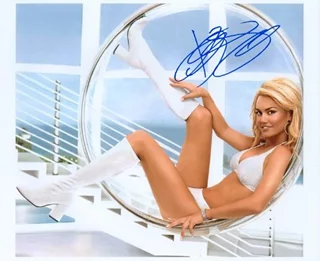 Kelly Carlson autograph