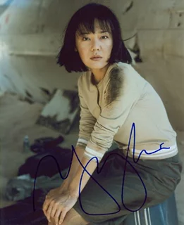 Yunjin Kim autograph