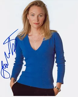 Sarah Wynter autograph