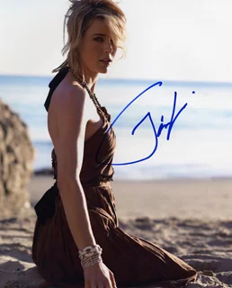 Tea Leoni autograph