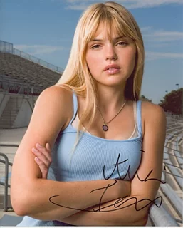 Aimee Teegarden autograph