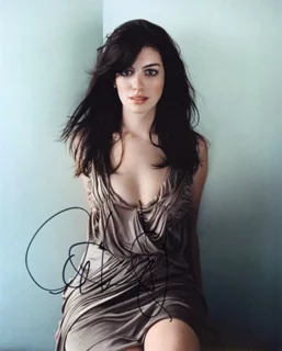 Anne Hathaway autograph