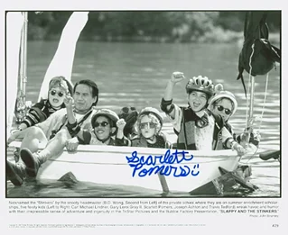 Scarlett Pomers autograph