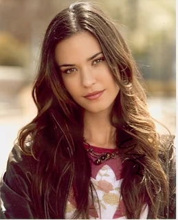 Odette Yustman autograph