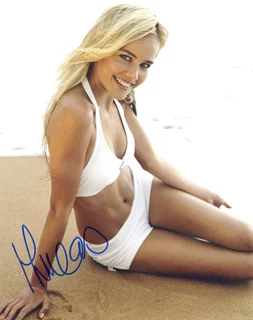 Isabel Lucas autograph