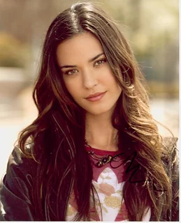 Odette Yustman autograph