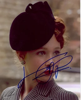Juno Temple autograph