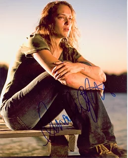 Amanda Righetti autograph