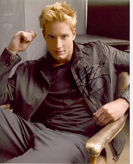 Justin Hartley autograph