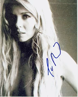Tara Reid autograph