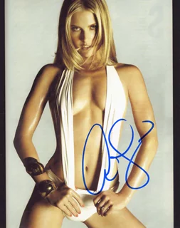 Ali Larter autograph