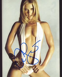 Ali Larter autograph