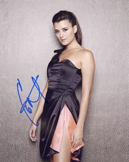 Cote de Pablo autograph
