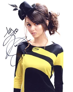 Victoria Justice autograph