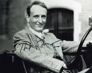 Hugh Fraser autograph
