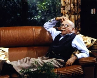 Warren Mitchell autograph