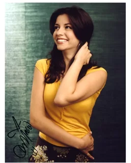 Masiela Lusha autograph