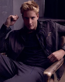 Justin Hartley autograph