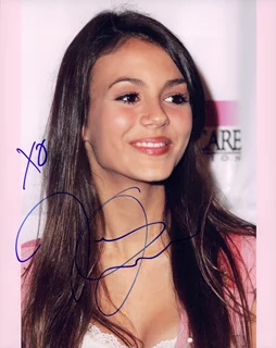 Victoria Justice autograph