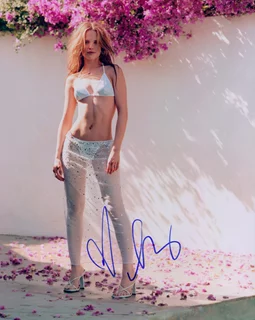 Mena Suvari autograph