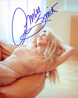 Amber Smith autograph