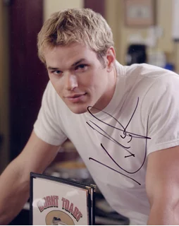 Kellan Lutz autograph