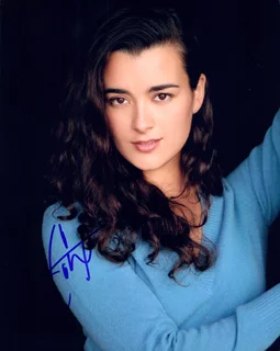 Cote de Pablo autograph