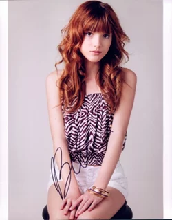 Bella Thorne autograph