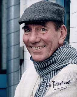 Pete Postlethwaite autograph