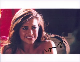 Mayra Leal autograph