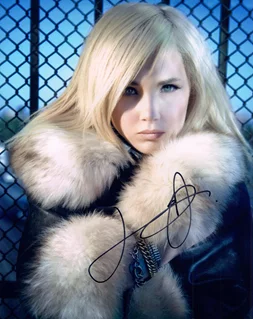 Juno Temple autograph