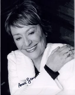 Annie Girardot autograph