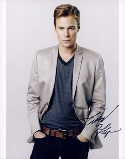 Patrick Flueger autograph