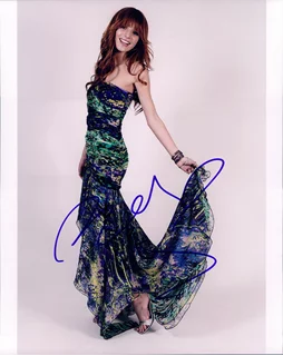 Bella Thorne autograph
