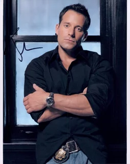 Johnny Messner autograph