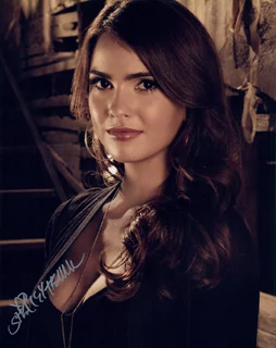 Shelley Hennig autograph