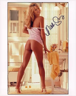 Nikki Ziering autograph