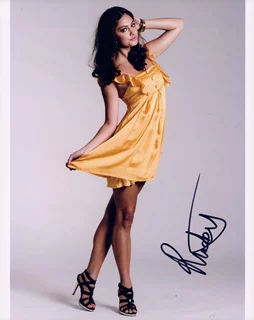 Phoebe Tonkin autograph