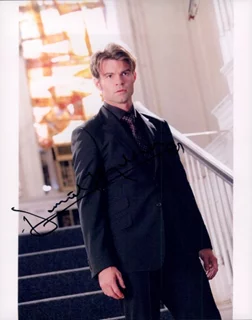 Daniel Gillies autograph