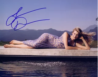 Laura Dern autograph