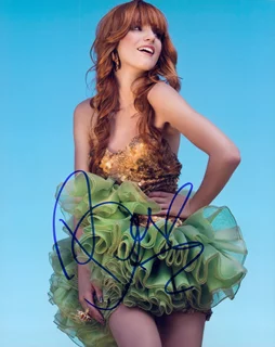 Bella Thorne autograph