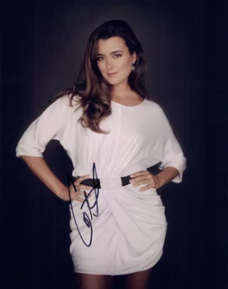Cote de Pablo autograph