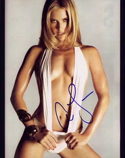 Ali Larter autograph