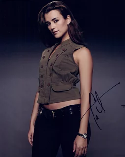 Cote de Pablo autograph