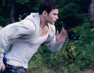 Kellan Lutz autograph